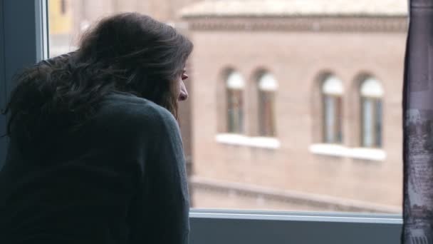 Νεαρή Γυναίκα Κοιτάζοντας Την Πόλη Από Παράθυρο Πίσω Όψη — Αρχείο Βίντεο