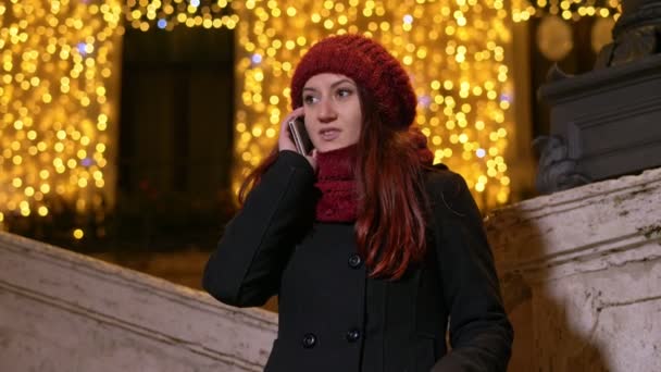 圣诞节好消息圣诞节在街上的年轻妇女收到一个电话 — 图库视频影像