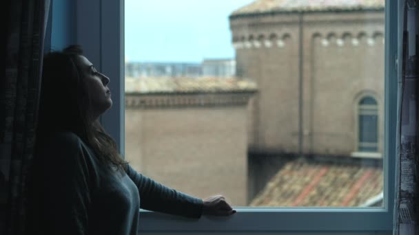 ウィンドウで絶望的な落ち込んで孤独な若い女性 — ストック動画