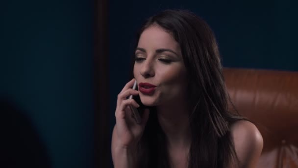 Ontspannen Sensuele Mooie Jonge Vrouw Praten Door Telefoon Indoor — Stockvideo