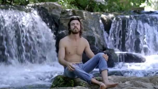 Wild Relax Nature Attractive Man Contemplating Waterfall — Stock Video