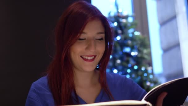 Bastante Joven Pelirroja Mujer Sonriendo Menú Lectura Restaurante — Vídeos de Stock