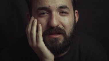 Karanlık kameraya bakan dalgın çekici latin erkek