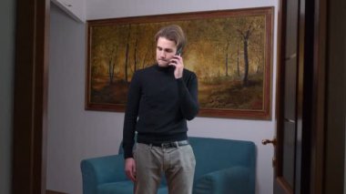 Müjde, sevinç. Genç işadamı bir telefon alır ve sevinir