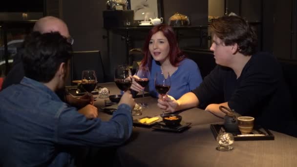 Amigos Felizes Jantar Brindar Com Vinho Tinto — Vídeo de Stock