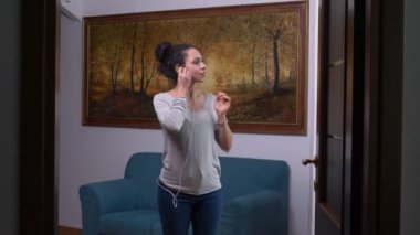 Mutlu güzel kadın dinleme müzik ve dans