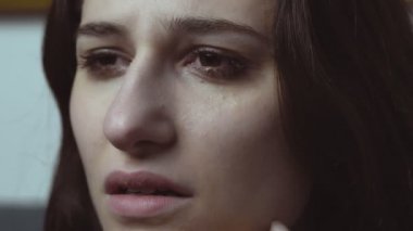 ağlayan üzgün dalgın kadın. Depresyon, yalnızlık-makro
