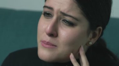 Ağlayan, depresif üzgün yalnız kadın kocası onu terk