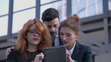 takım çalışması, suç, profesyonellik. İş takım sevinçli tablet vasıl arıyorsunuz