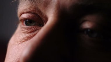 Karanlıkta üzgün olgun adamın gözlerini depresif. Depresif bakışları