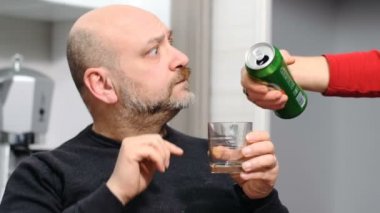 komik adam bira ile oynuyor. Komik Oyunlar, kahkaha