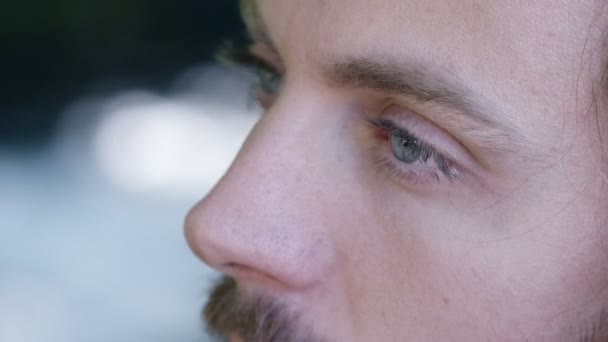 Пустотливий Чоловік Красиві Очі Розмірковуючи Про Природу — стокове відео