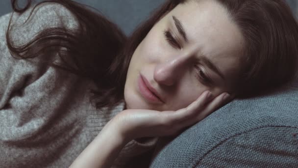 Депрессивная Брошенная Женщина Лежала Одна Диване Плакала — стоковое видео