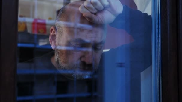 Sorgliga Desperat Ensam Mogen Man Lutar Fönster Sorg Depression — Stockvideo