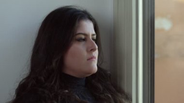 yalnızlık, depresyon. pencere düşünme üzgün genç kadın