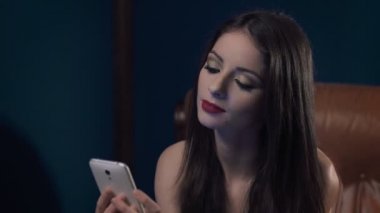 Onun Smartphone'da yazarak mutlu seksi kadın