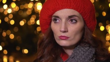 Sokakta Noel'de bakmayı düşünceli üzücü yalnız çekici genç kadın 