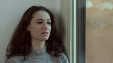 Windows, depresif üzgün genç esmer. sorunlar, sorunlar