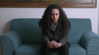 Düşünceli endişeli güzel iş kadın düşünme sit kanepede