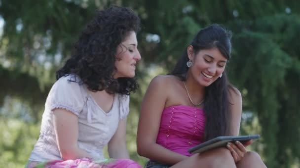 Tecnología Diversión Naturaleza Dos Jóvenes Morena Riendo Usando Tableta Parque — Vídeo de stock