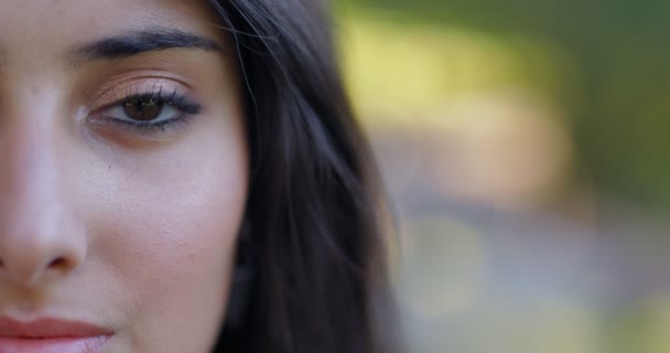 Gyönyörű Fiatal Fél Arcát Ifjúsági Tekintete Szépség Kültéri — Stock videók