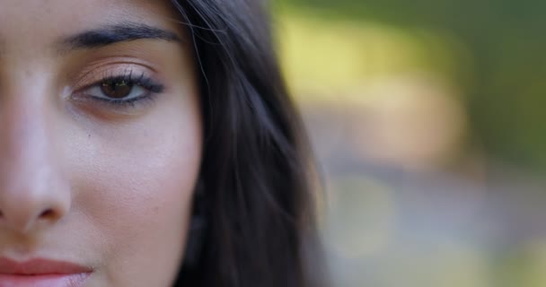 Bella Giovane Donna Mezza Faccia Gioventù Sguardo Bellezza Outdoor — Video Stock