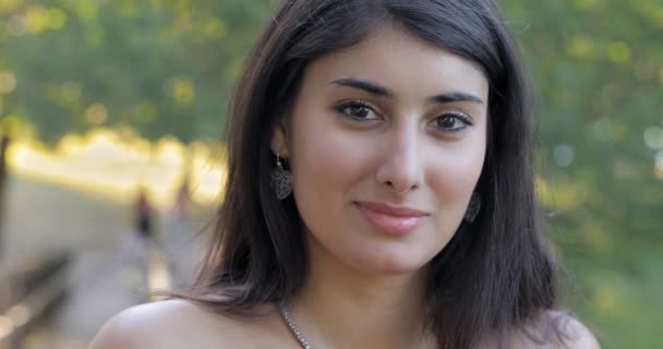 漂亮的拉丁年轻女子在公园微笑在相机 — 图库视频影像