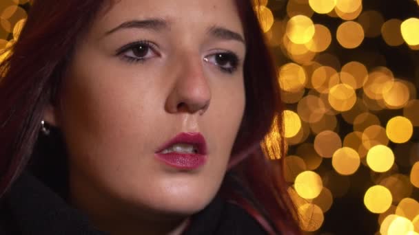 悲伤沉思迷人的年轻女子哭泣在圣诞节时间 — 图库视频影像