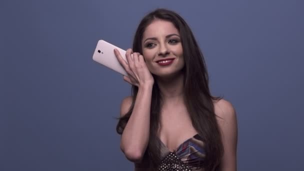 Piękny Elegancki Młoda Kobieta Uśmiechając Się Słuchania Głosu Messagge Smartfonie — Wideo stockowe