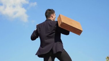 İş adamı başarının farkına vardığı için seviniyor