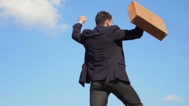 İş adamı başarının farkına vardığı için seviniyor