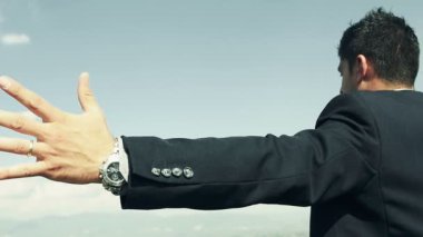 İş adamı başarının farkına vardığı için seviniyor