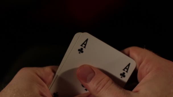 Carte Poker Giocatore Che Controlla Sua Mano Prima Fare Scommessa — Video Stock