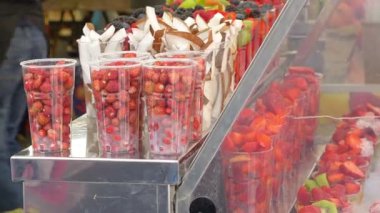 Taze böğürtlenler markete yakın görünüyor.