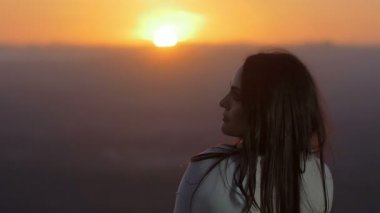 Rahatlatıcı genç bayan.