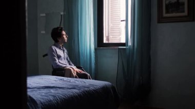 Tekerlekli sandalyedeki engelli adam