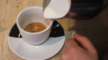 Macchiato yakın plan görüntüsü oluşturuluyor