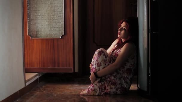 床の上で薬を飲んだ女性 — ストック動画