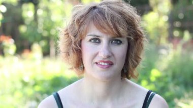 Gülümseyen ve göz kırpan bir kadın