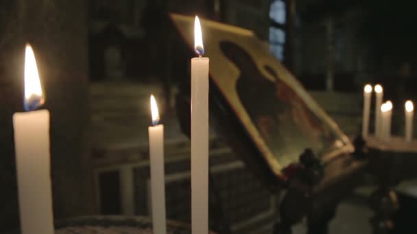 Kilisenin Yakın Planında Yanan Mumlar — Stok video