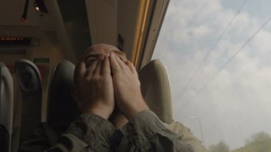 Trendeki çaresiz yakışıklı adam. Bileti unuttu.