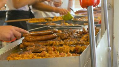 Lehçe sokak yemekleri.bir restoran mutfağında şiş pişirir. Gıda, bolluk