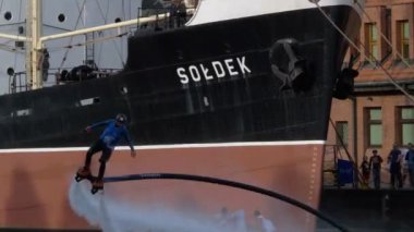 Ağustos 2018, Gdansk, Polonya: flyboard adam dinamik hileler yapıyor 