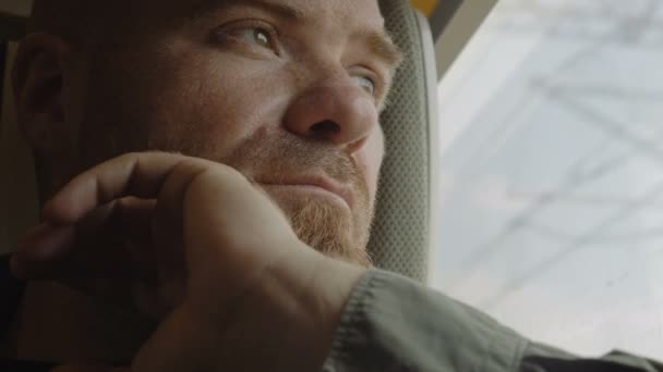 Sad Samotny Człowiek Pociągu Patrząc Okno Smutek Depresja Kłopoty — Wideo stockowe