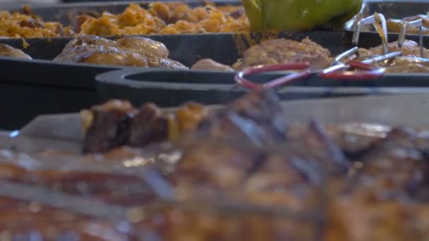 Servir Sabrosos Deliciosos Pinchos Carne Plato — Vídeos de Stock