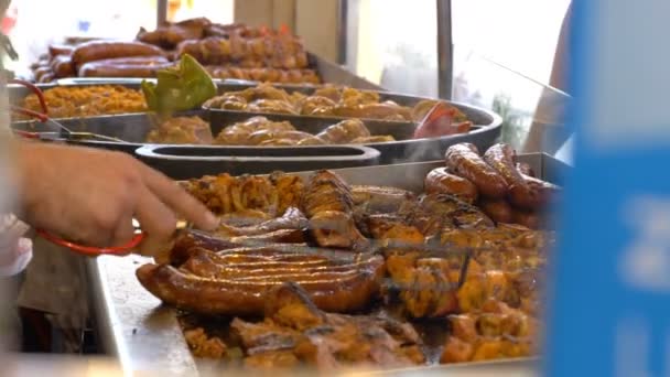 Cuisson Des Saucisses Des Brochettes Sur Plaque Chauffante Dans Restaurant — Video