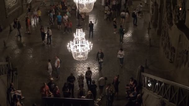 Touristes Marchant Intérieur Mine Sel Wieliczka Août 2018 Wieliczka Pologne — Video