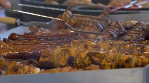 Heerlijke Worst Vlees Spiesjes Die Koken Hete Plaat Pools Street — Stockvideo