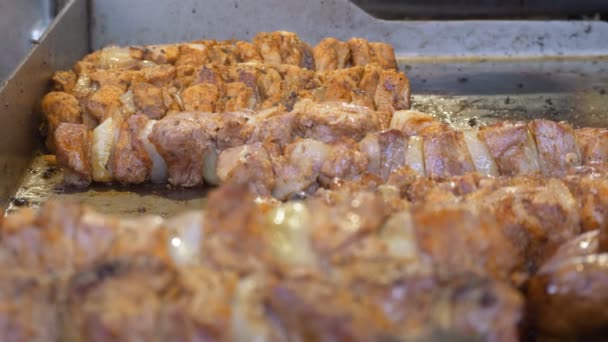 Kochen Köstliche Fleischspieße Auf Heißem Teller Essen Geschmack Fett Polieren — Stockvideo