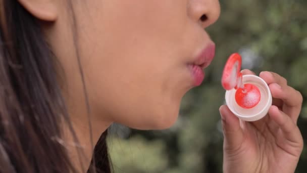 Στόμα Της Κινεζικής Γυναίκας Κάνει Φυσαλίδες Σαπούνι Αργή Κίνηση Κοντινό — Αρχείο Βίντεο